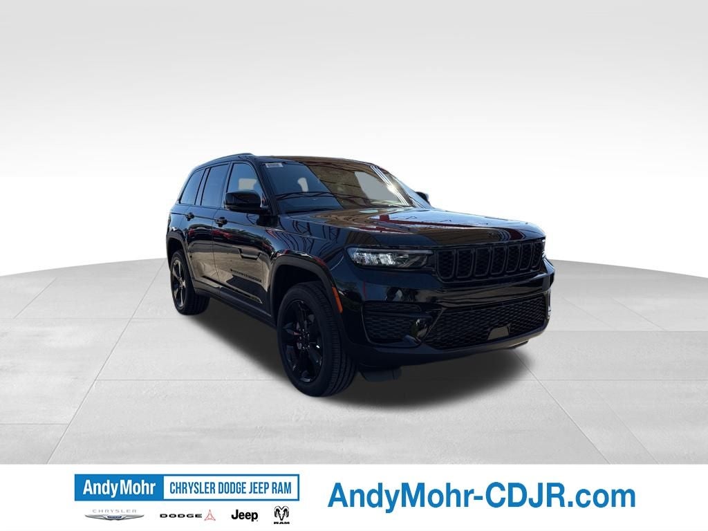 2025 Jeep Grand Cherokee Altitude X in Diamond Black Crystal Pearl-Coat Exterior Paint — front three-quarter view
