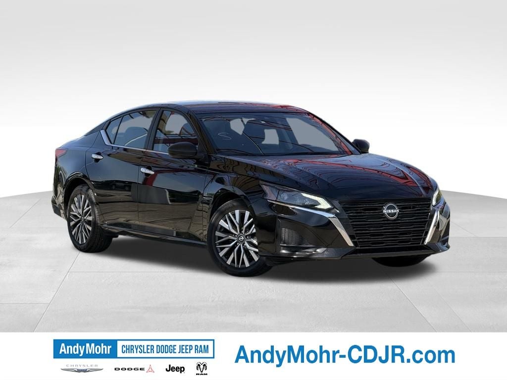 2025 Nissan Altima 2.5 SV in Super Black — front three-quarter view