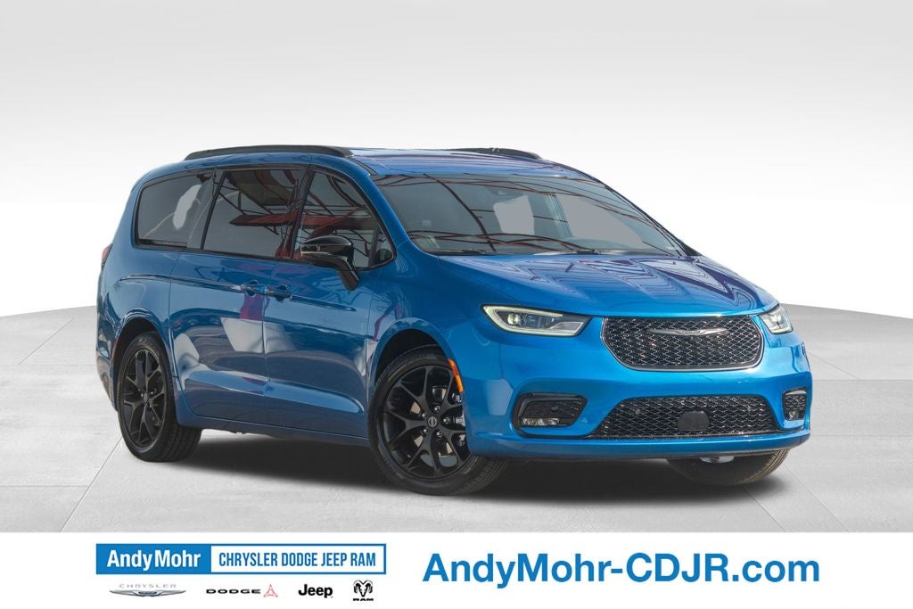 2026 Chrysler Pacifica Select in Hydro Blue Pearl-Coat Exterior Paint — front three-quarter view