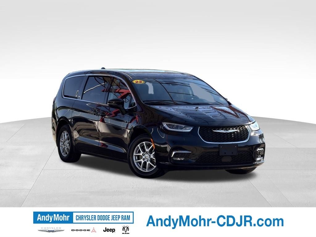 2023 Chrysler Pacifica Touring L in Brilliant Black Crystal Pearlcoat — front three-quarter view