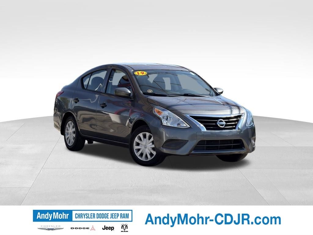 2019 Nissan Versa 1.6 S Plus in Gun Metallic — front three-quarter view