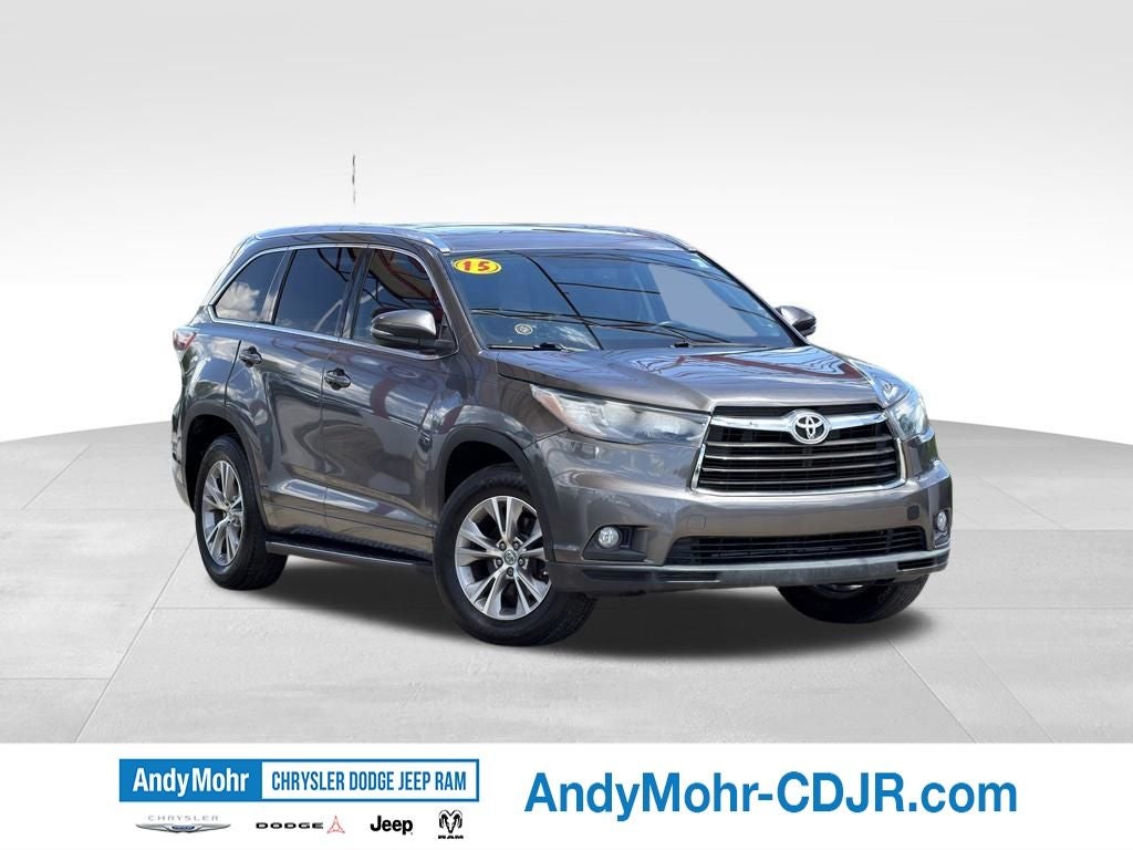 2015 Toyota Highlander XLE V6 in Predawn Gray Mica — front three-quarter view